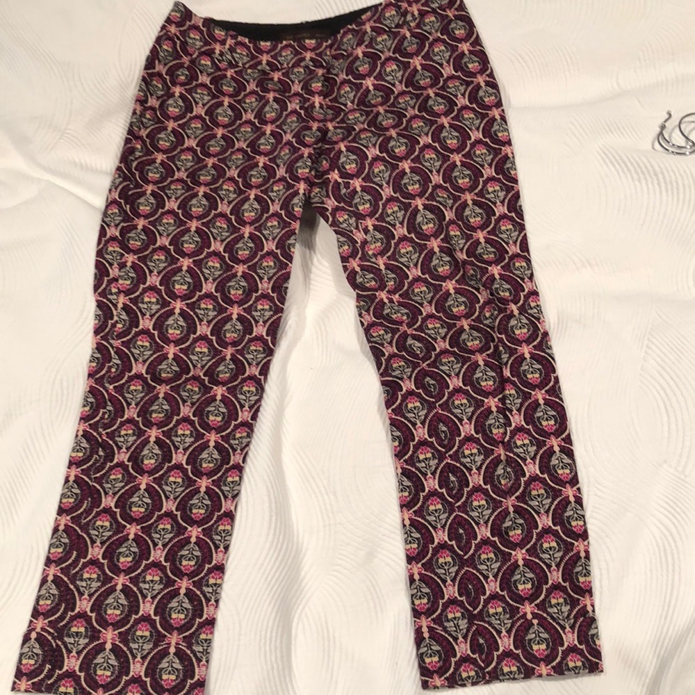 Crop stretch pants in funky paisley design